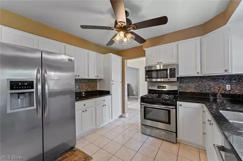 Kitchen - 178 Shorehaven Dr, Boardman, OH 44512 photo 3 of 3