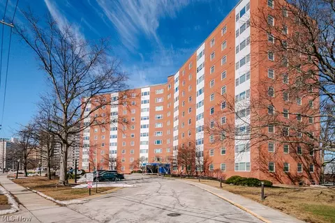 11850 Edgewater Dr #1002, Lakewood, OH 44107