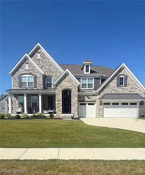 32634 Royal Troon Dr, Avon Lake, OH 44012