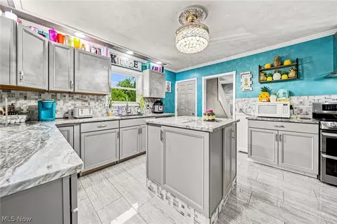 Kitchen - 4802 N Bend Rd, Ashtabula, OH 44004 photo 2 of 2