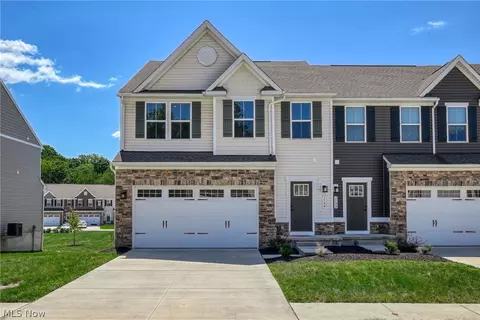 1534 Spruce Hill Dr, Stow, OH 44224