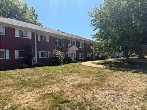 2 Meadowlawn Dr #8, Mentor, OH 44060