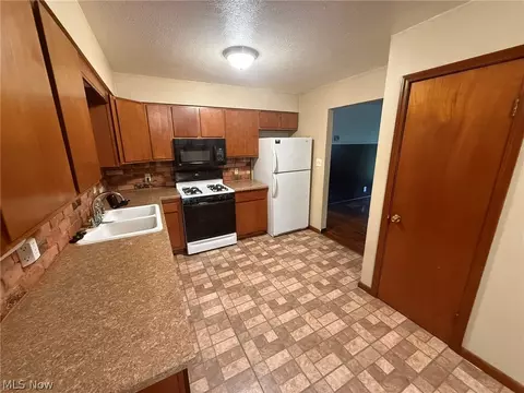 Kitchen - 980 Killinger Rd, Clinton, OH 44216 photo 2 of 3