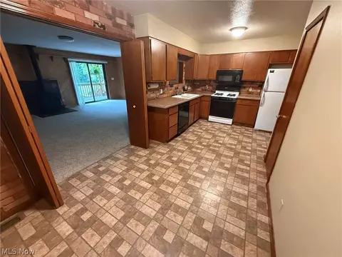 Kitchen - 980 Killinger Rd, Clinton, OH 44216 photo 3 of 3