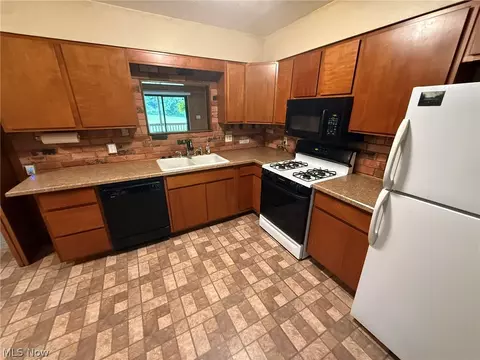 Kitchen - 980 Killinger Rd, Clinton, OH 44216 photo 1 of 3