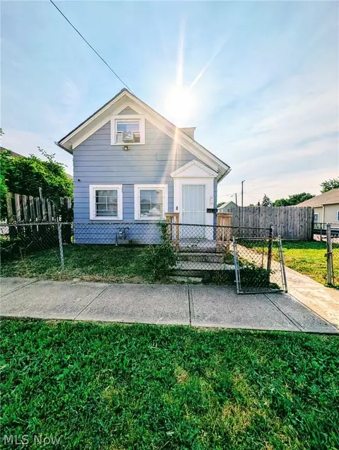 3233 W 52nd St, Cleveland, OH 44102
