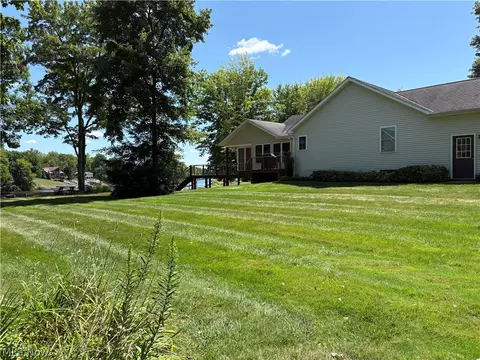 Exterior - 1047 Lode Star Dr, Roaming Shores, OH 44085 photo 2 of 7