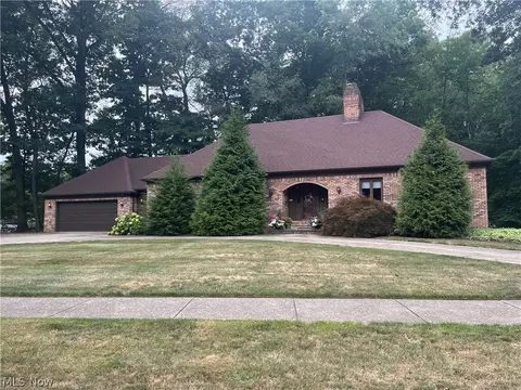 6800 Strathmore Dr, Valley View, OH 44125