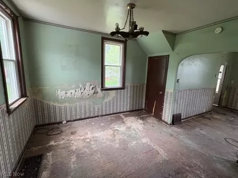 Living - 61 Ely St, Alliance, OH 44601 photo 2 of 3