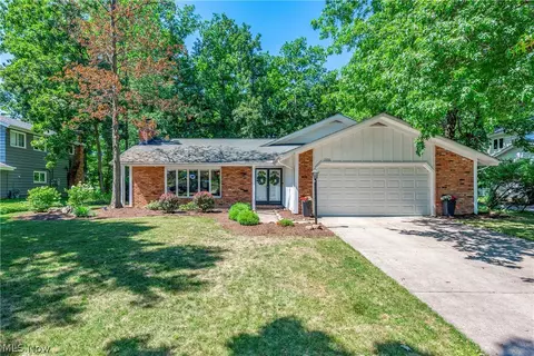1920 Bromton Dr, Lyndhurst, OH 44124