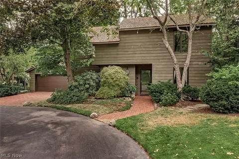 12616 Cedar Rd, Cleveland Heights, OH 44106