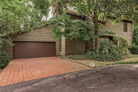 12616 Cedar Rd, Cleveland Heights, OH 44106