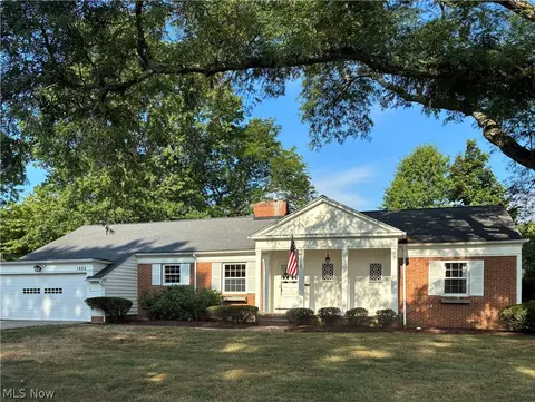1822 Donna Dr, Westlake, OH 44145