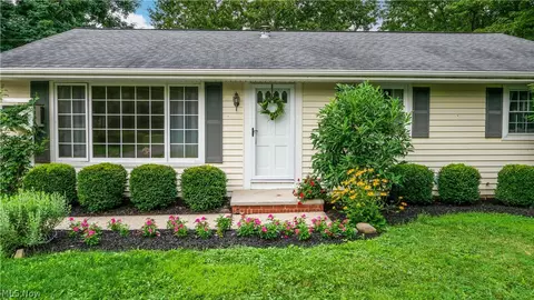 8860 Crackel Rd, Chagrin Falls, OH 44023