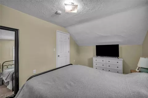 Bedroom - 1007 Lake Ave, Elyria, OH 44035 photo 3 of 5
