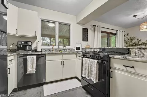 Kitchen - 1260 Boardman Canfield Rd #6, Boardman, OH 44512 photo 3 of 3