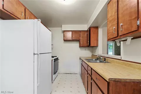 Kitchen - 683 Sunset Blvd, Mansfield, OH 44907 photo 1 of 3