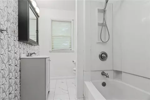 Bath - 683 Sunset Blvd, Mansfield, OH 44907 photo 2 of 2
