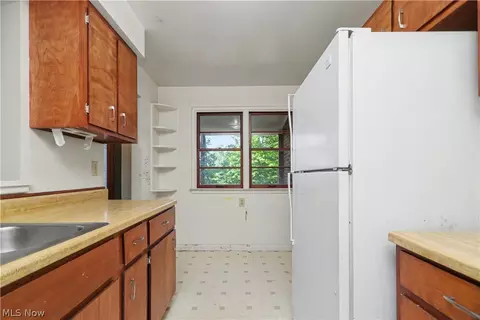 Kitchen - 683 Sunset Blvd, Mansfield, OH 44907 photo 2 of 3
