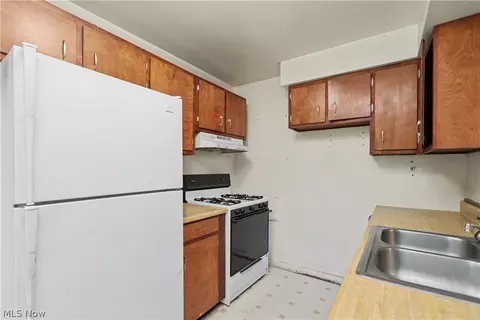 Kitchen - 683 Sunset Blvd, Mansfield, OH 44907 photo 3 of 3