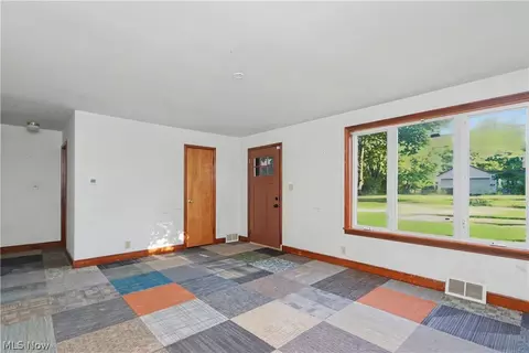 Living - 683 Sunset Blvd, Mansfield, OH 44907 photo 3 of 4