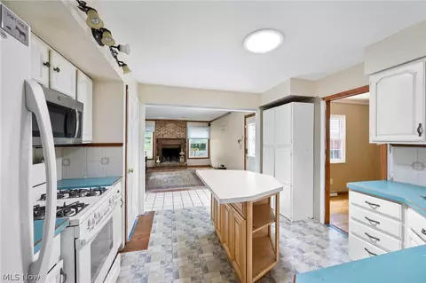 Kitchen - 2214 Conwill Rd, Stow, OH 44224 photo 3 of 3