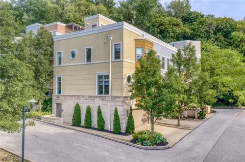 2011 Villa Carabelli Dr, Cleveland, OH 44106