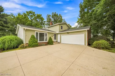 8631 Oxford Dr, Strongsville, OH 44149