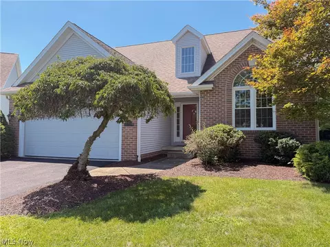 90 Lake Pointe Cir, Canfield, OH 44406