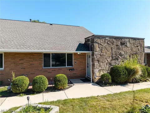 21860 River Oaks Dr #2G, Rocky River, OH 44116