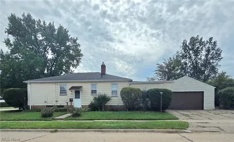6040 W 54th St, Parma, OH 44129