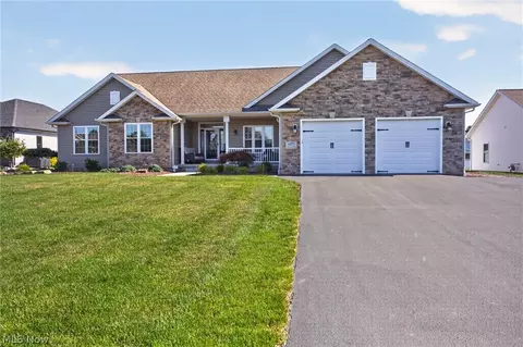 4875 Tree Line Trl, New Middletown, OH 44442