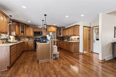 Kitchen - 4875 Tree Line Trl, New Middletown, OH 44442 photo 4 of 6