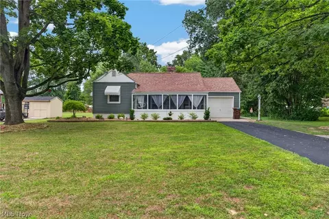33 Sycamore Dr, New Middletown, OH 44442