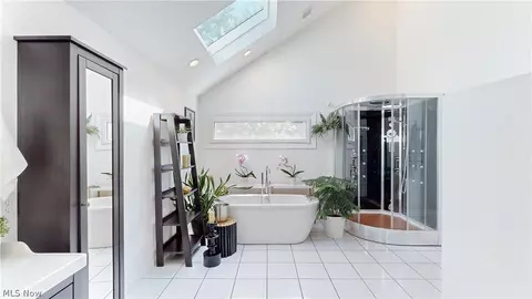 Bath - 7380 Rollingbrook Trl, Solon, OH 44139 photo 2 of 9