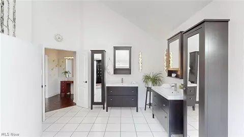 Bath - 7380 Rollingbrook Trl, Solon, OH 44139 photo 3 of 9