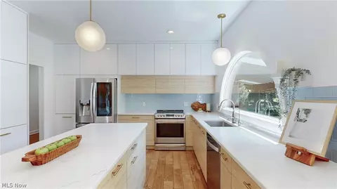 Kitchen - 7380 Rollingbrook Trl, Solon, OH 44139 photo 3 of 6