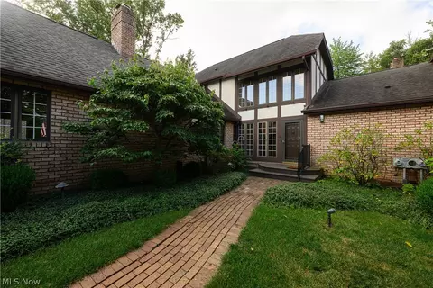 16 S Bentley Dr SE, Canton, OH 44709