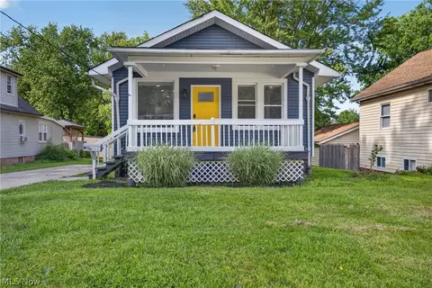 3226 W Ridgewood Dr, Parma, OH 44134