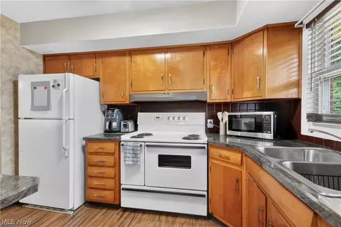 Kitchen - 945 Larkridge Ave, Boardman, OH 44512 photo 1 of 3