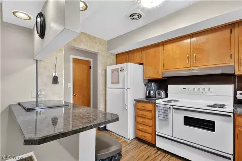 Kitchen - 945 Larkridge Ave, Boardman, OH 44512 photo 2 of 3