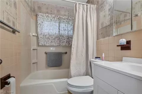 Bath - 945 Larkridge Ave, Boardman, OH 44512 photo 1 of 2