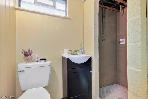 Bath - 945 Larkridge Ave, Boardman, OH 44512 photo 2 of 2