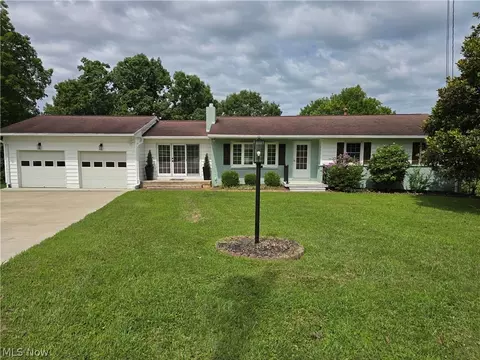 52 Meadow Ln Cir, Parkersburg, WV 26101