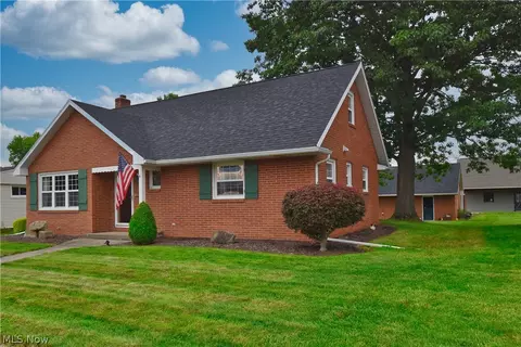 825 4th St SW, New Philadelphia, OH 44663
