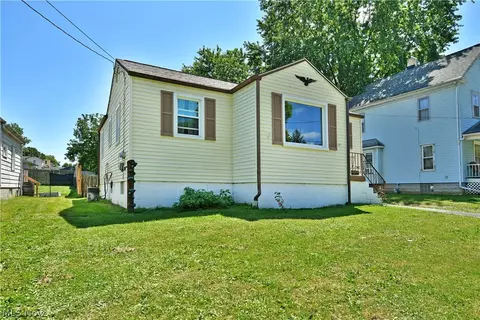 Exterior - 202 Elm St, Struthers, OH 44471 photo 3 of 12