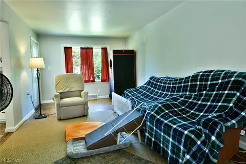 Living - 202 Elm St, Struthers, OH 44471 photo 1 of 2