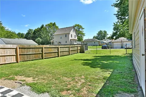 Exterior - 202 Elm St, Struthers, OH 44471 photo 9 of 12