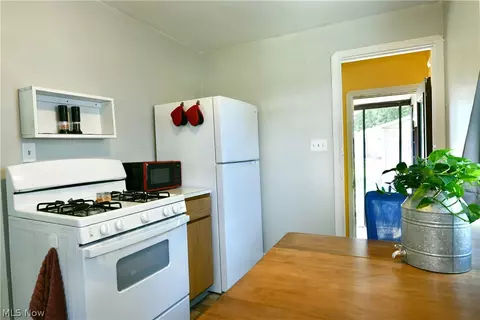 Kitchen - 202 Elm St, Struthers, OH 44471 photo 5 of 6