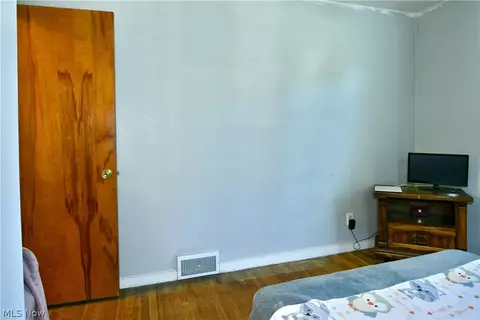 Bedroom - 202 Elm St, Struthers, OH 44471 photo 4 of 6